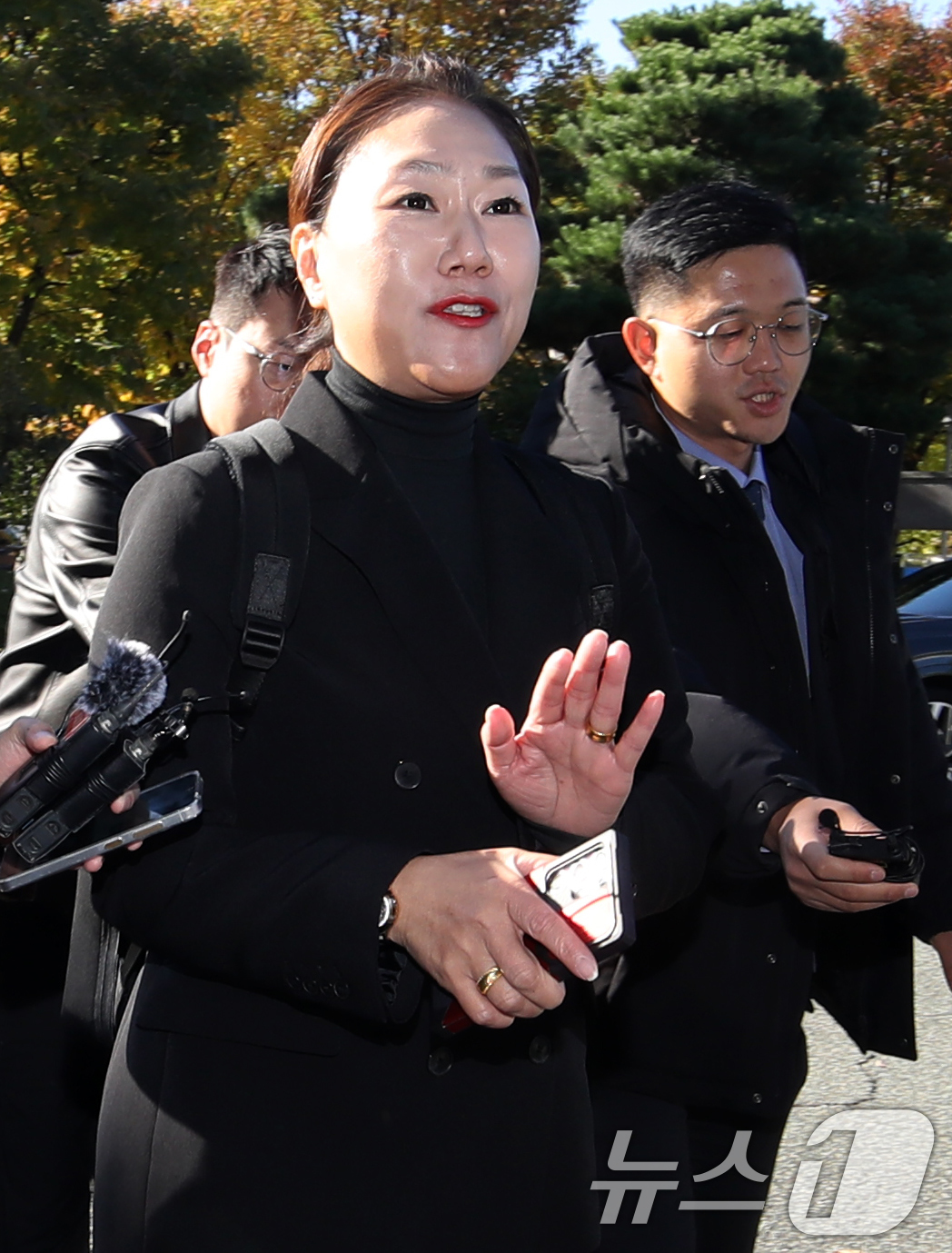 (창원=뉴스1) 윤일지 기자 = 윤석열 대통령 배우자 김건희 여사의 공천개입 의혹을 제기한 강혜경 씨가 6일 오전 소환조사를 받기 위해 경남 창원시 성산구 창원지방검찰청으로 출석하 …