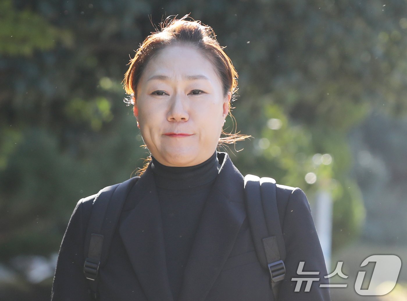 윤석열 대통령 배우자 김건희 여사의 공천개입 의혹을 제기한 강혜경 씨가 6일 오전 소환조사를 받기 위해 경남 창원시 성산구 창원지방검찰청으로 출석하고 있다. 2024.11.6/뉴스1 ⓒ News1 윤일지 기자