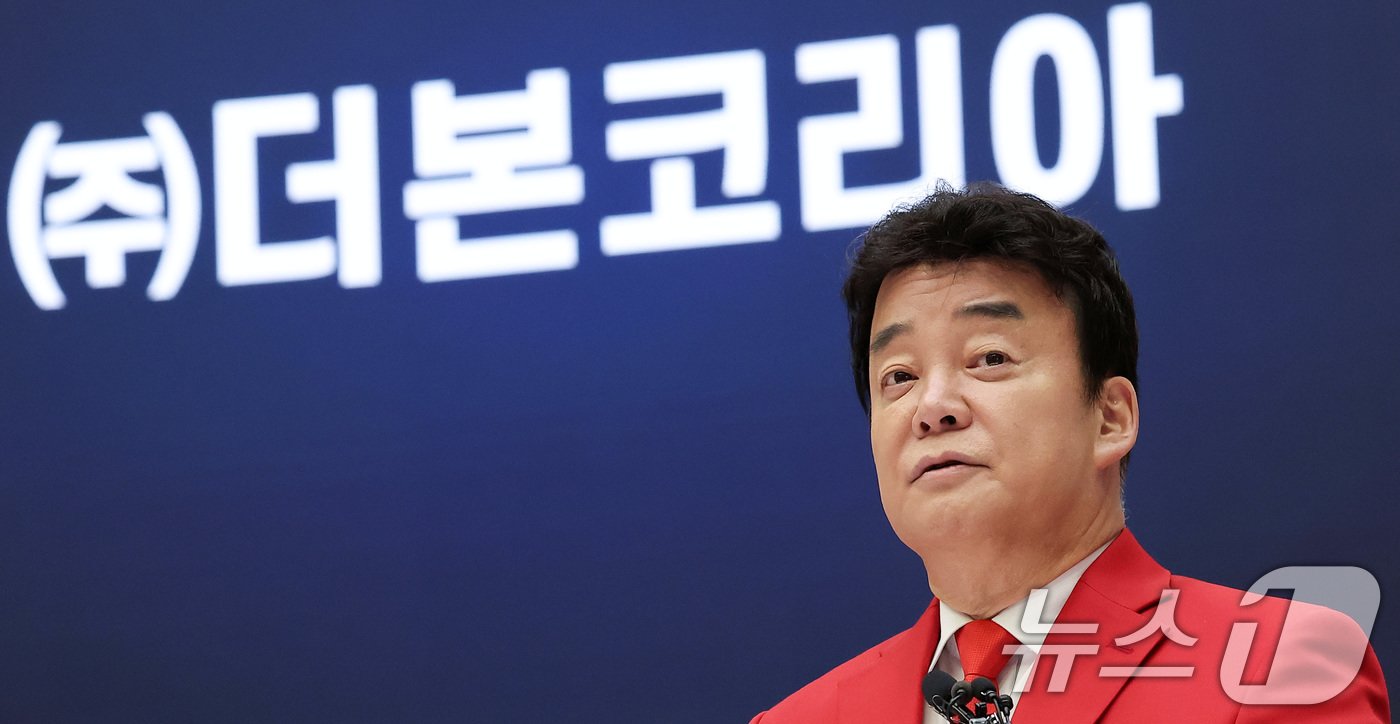 본문 이미지 - 백종원 더본코리아 대표가 6일 서울 영등포구 여의도 한국거래소에서 열린 (주)더본코리아 유가증권시장 신규 상장기념식에서 상장 소감을 밝히고 있다. 2024.11.6/뉴스1 ⓒ News1 김성진 기자
