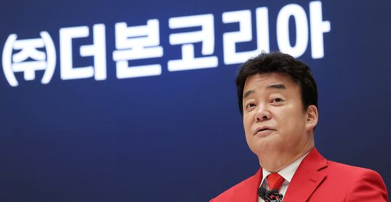 상장 소감 밝히는 백종원 대표, "한식 널리 알리겠다"