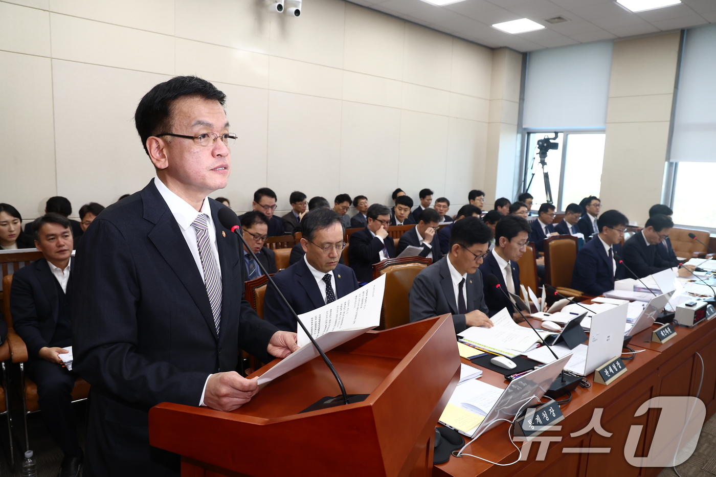 (서울=뉴스1) 김민지 기자 = 최상목 경제부총리 겸 기획재정부 장관이 6일 오전 서울 여의도 국회 기획재정위원회에서 열린 전체회의에서 2025년도 기획재정부 예산안 등에 대한 제 …