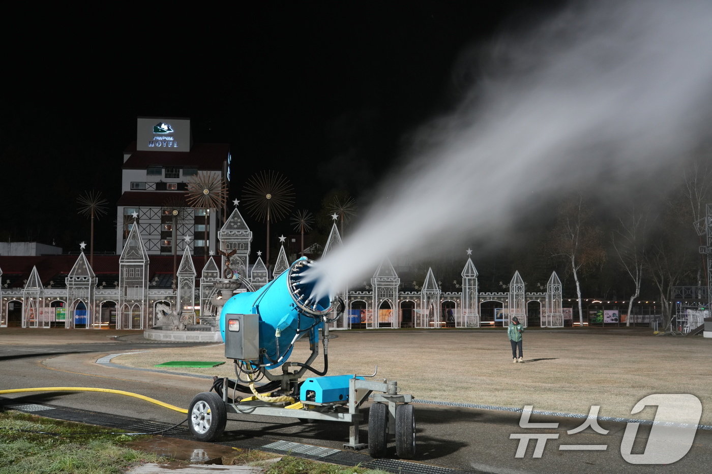 본문 이미지 - 대관령의 기온이 영하로 떨어진 6일 새벽 강원도 평창군 모나 용평 스키장에서 제설기를 이용해 인공눈을 뿌리고 있다. 용평리조트 관계자에 따르면 기온이 계속해서 영하를 유지하면 오는 22일에 첫 슬로프를 오픈할 수 있을 것으로 예상하고 있다. (용평리조트 제공) 2024.11.6/뉴스1
