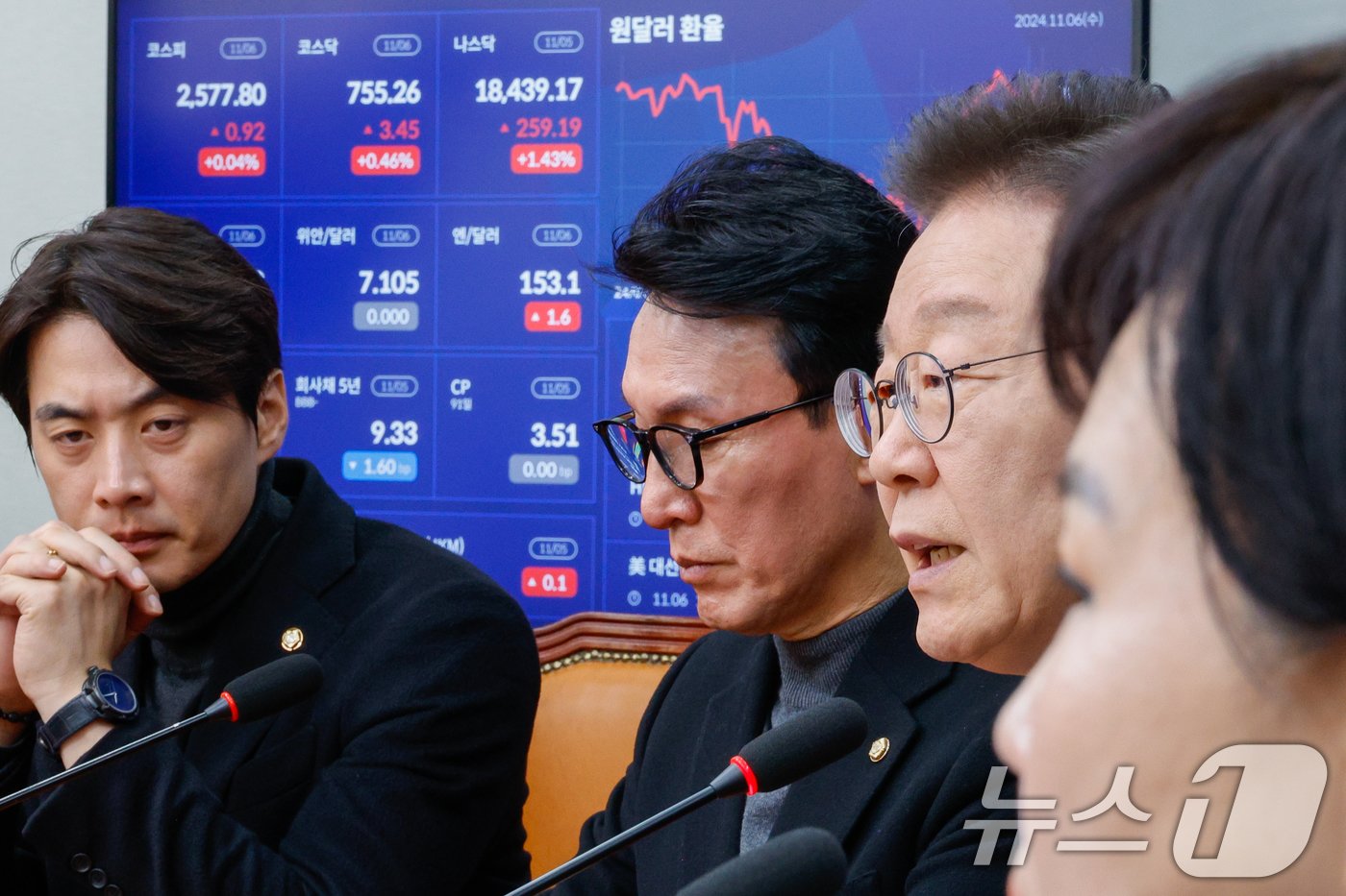 본문 이미지 - 이재명 더불어민주당 대표가 6일 오전 서울 여의도 국회에서 열린 최고위원회의에 참석해 발언하는 가운데 화면에 있는 경제위기상황판에 코스피, 코스닥 지수가 나오고 있다. 2024.11.6/뉴스1 ⓒ News1 안은나 기자
