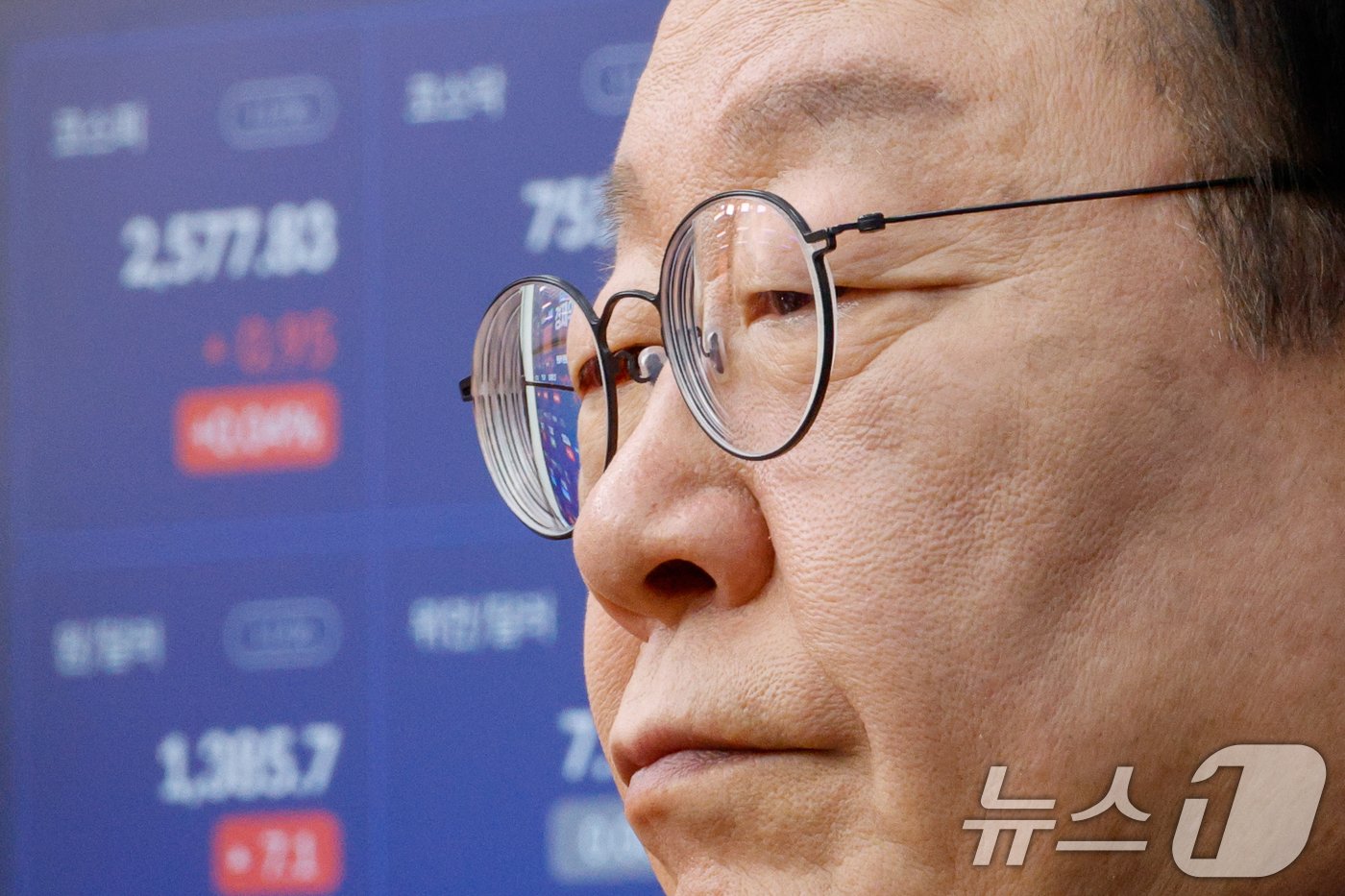 본문 이미지 - 이재명 더불어민주당 대표가 6일 오전 서울 여의도 국회에서 열린 최고위원회의에 참석한 가운데 화면에 있는 경제위기상황판에 코스피, 코스닥 지수가 나오고 있다. 2024.11.6/뉴스1 ⓒ News1 안은나 기자