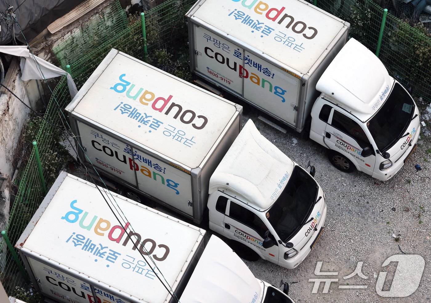 본문 이미지 - 6일 서울 시내의 주차장에 쿠팡 배송트럭이 주차돼 있다.  2024.11.6/뉴스1 ⓒ News1 이동해 기자