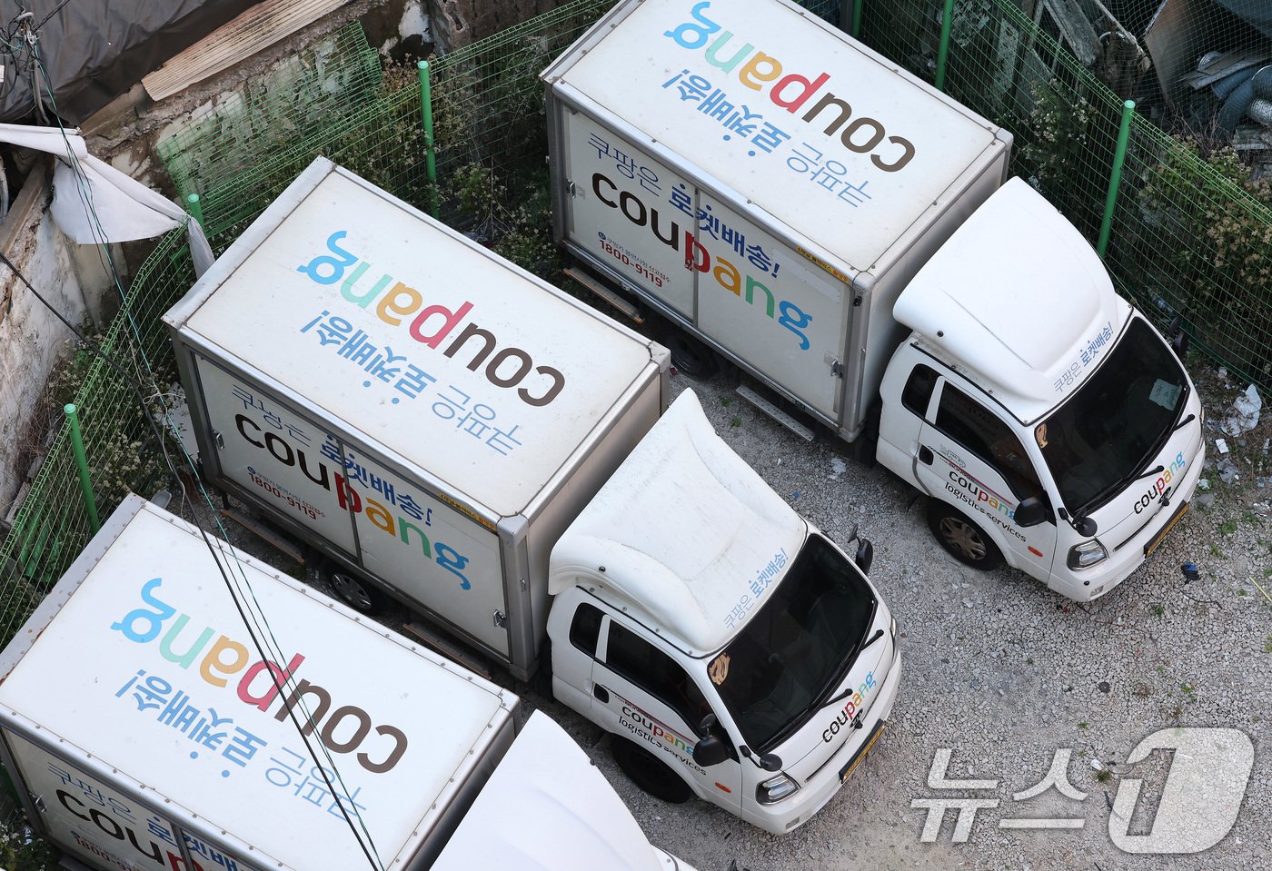 본문 이미지 - 6일 서울 시내의 주차장에 쿠팡 배송트럭이 주차돼 있다. 2024.11.6/뉴스1 ⓒ News1 이동해 기자