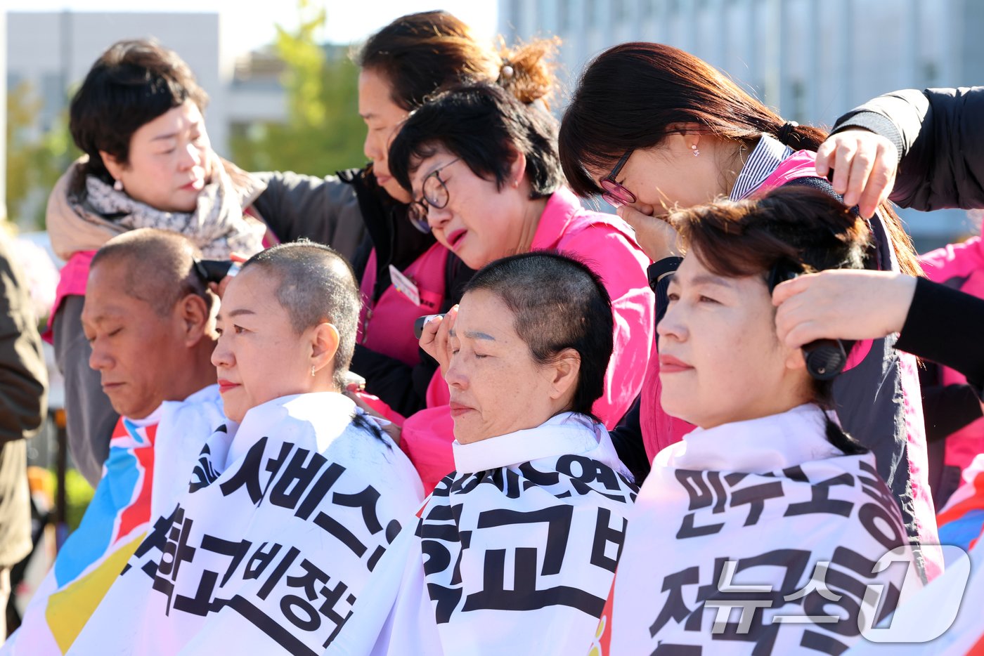 본문 이미지 - 민주노총 전국학교비정규직노동조합원들이 6일 오전 서울 용산구 대통령실 앞에서 윤석열정부 퇴진을 촉구하며 삭발식을 하고 있다. 2024.11.6/뉴스1 ⓒ News1 황기선 기자