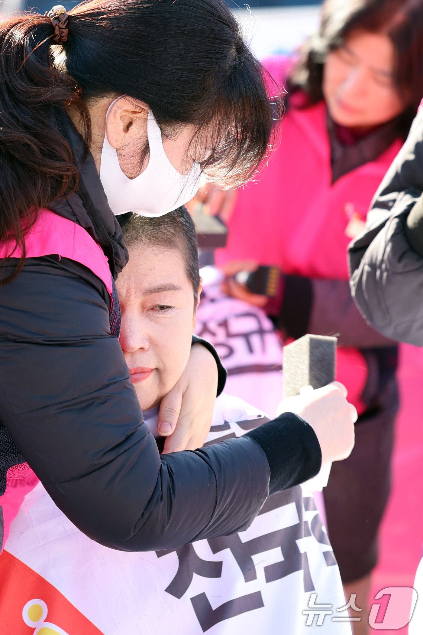 민주노총 전국학교비정규직노동조합원들이 6일 오전 서울 용산구 대통령실 앞에서 윤석열정부 퇴진을 촉구하며 삭발식을 하고 있다. 2024.11.6/뉴스1 ⓒ News1 황기선 기자