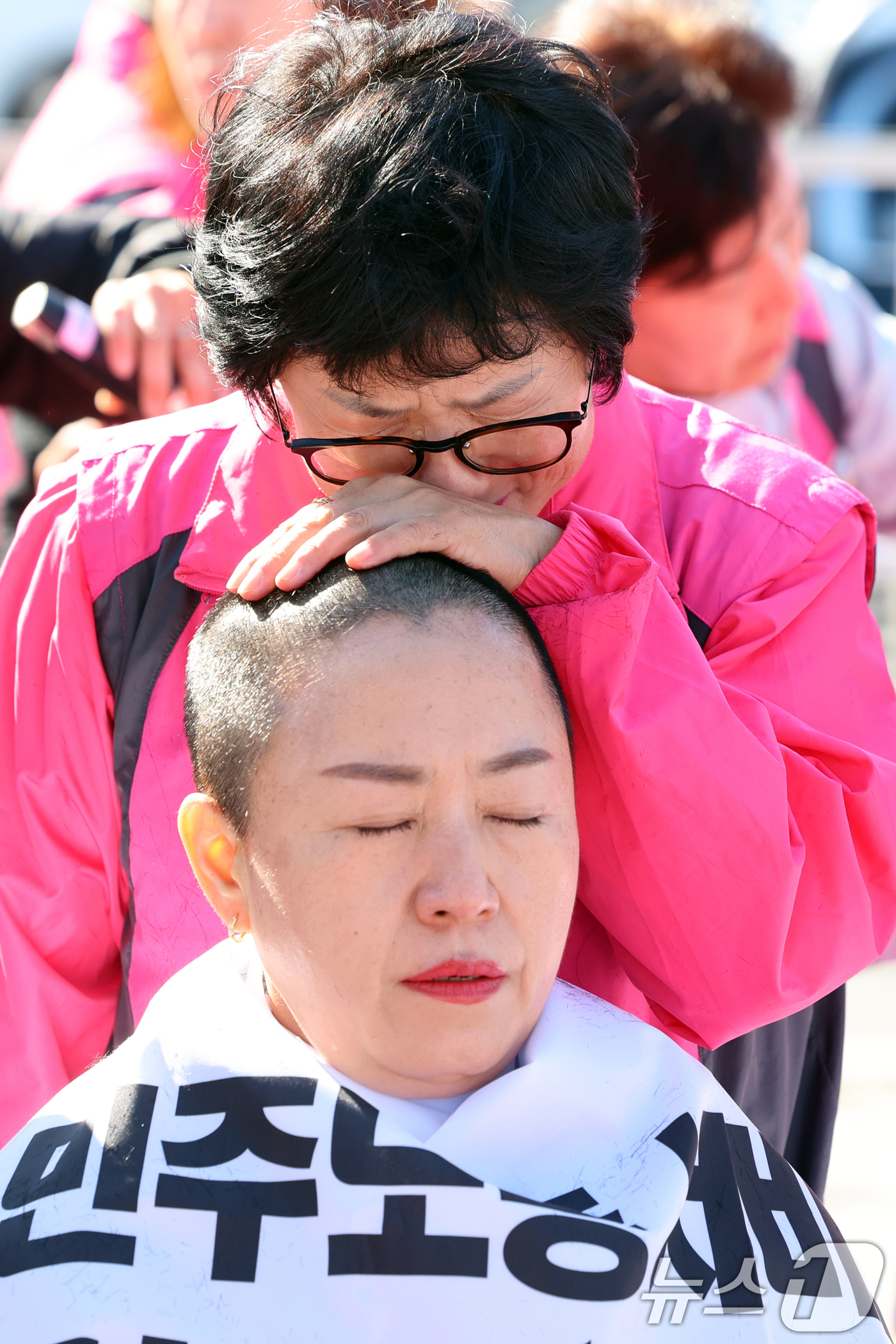 (서울=뉴스1) 황기선 기자 = 민주노총 전국학교비정규직노동조합원들이 6일 오전 서울 용산구 대통령실 앞에서 윤석열정부 퇴진을 촉구하며 삭발식을 하고 있다.이날 조합원들은 다음달 …