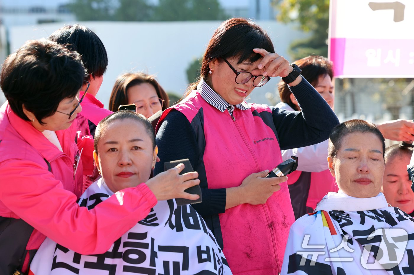 민주노총 전국학교비정규직노동조합원들이 6일 오전 서울 용산구 대통령실 앞에서 윤석열정부 퇴진을 촉구하며 삭발식을 하고 있다. 2024.11.6/뉴스1 ⓒ News1 황기선 기자