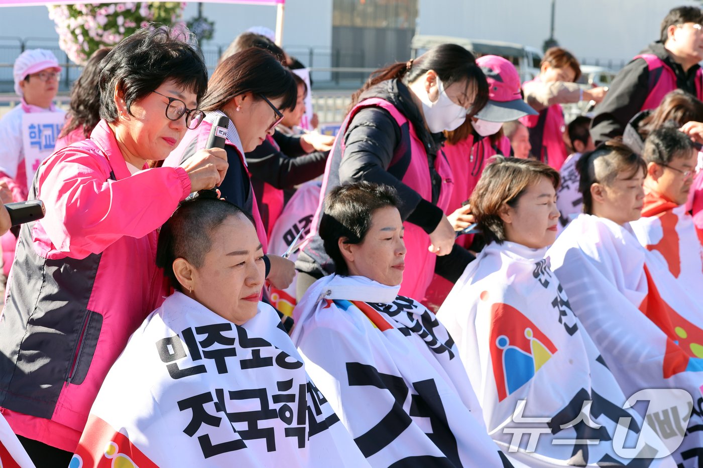 민주노총 전국학교비정규직노동조합원들이 6일 오전 서울 용산구 대통령실 앞에서 윤석열정부 퇴진을 촉구하며 삭발식을 하고 있다. 2024.11.6/뉴스1 ⓒ News1 황기선 기자