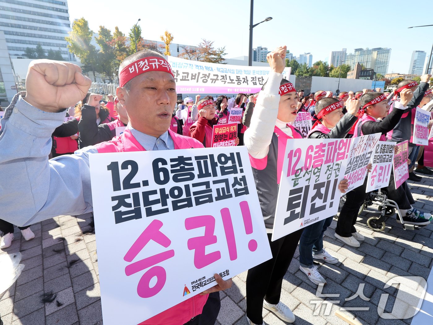 민주노총 전국학교비정규직노동조합원들이 6일 오전 서울 용산구 대통령실 앞에서 윤석열정부 퇴진을 촉구하는 삭발식 후 구호를 외치고 있다. 2024.11.6/뉴스1 ⓒ News1 황기선 기자