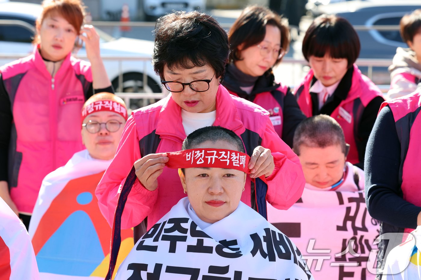 민주노총 전국학교비정규직노동조합원들이 6일 오전 서울 용산구 대통령실 앞에서 윤석열정부 퇴진을 촉구하며 삭발식을 하고 있다. 2024.11.6/뉴스1 ⓒ News1 황기선 기자