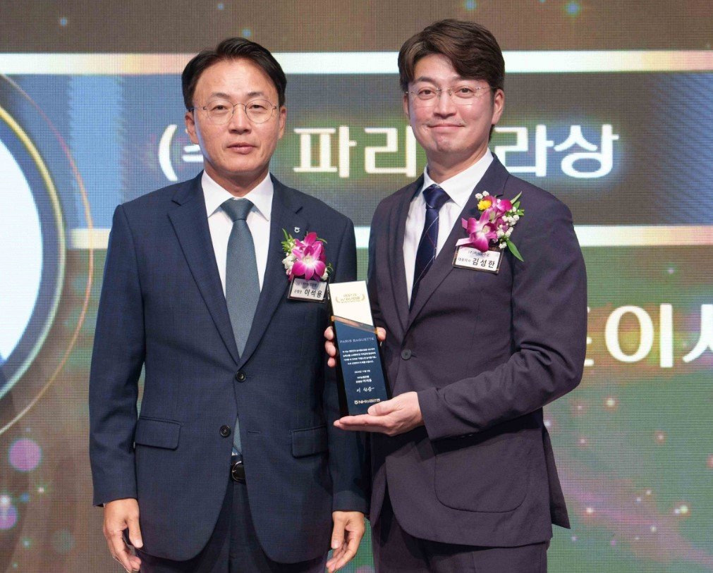본문 이미지 - 지난 5일 파리크라상이 국산 농산물을 활용한 제품을 선보이며 지역 농가 활성화에 앞장서 온 공로를 인정받아 NH농협은행이 주최하는 '제11회 자랑스런 농식품기업상'을 수상했다. 김성한 파리크라상 대표이사(우)와 이석용 농협은행장(좌)이 기념 사진 촬영을 하고 있다. (파리바게뜨 제공)