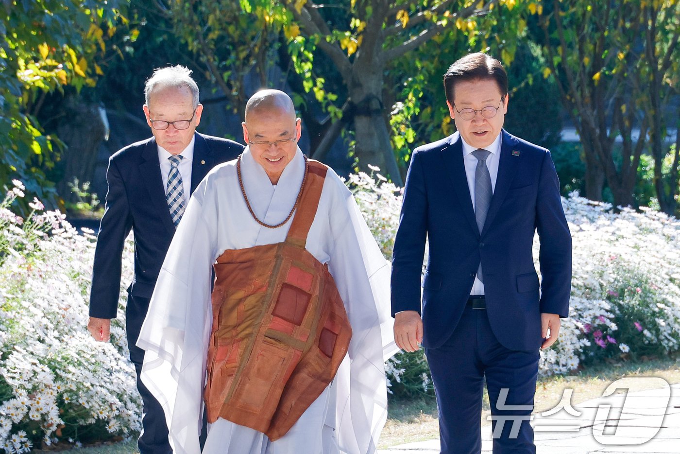 본문 이미지 - 이재명 더불어민주당 대표와 법륜스님이 6일 오후 차담을 나누기 위해 국회 사랑재로 향하고 있다. 2024.11.6/뉴스1 ⓒ News1 안은나 기자