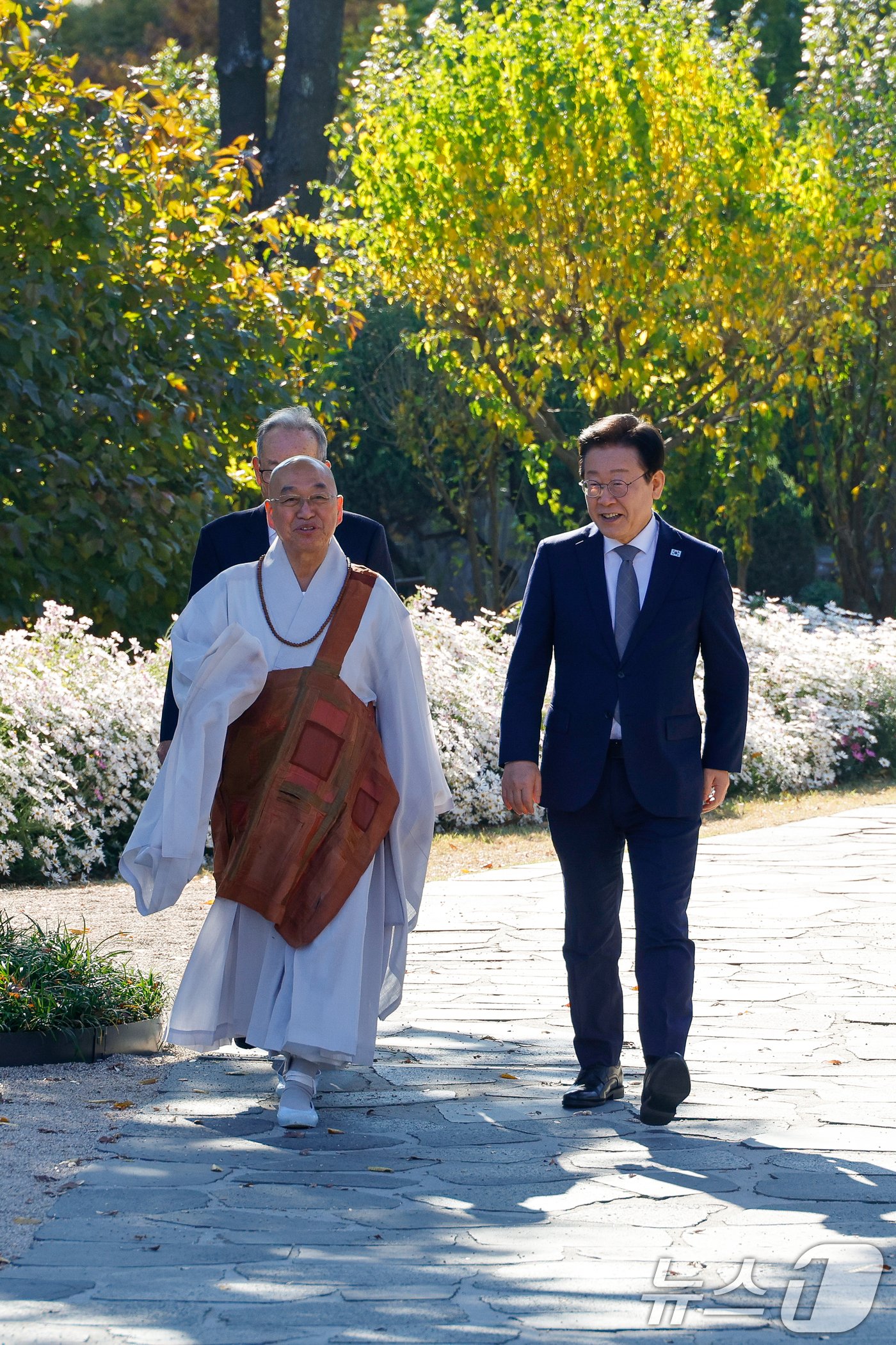 본문 이미지 - 이재명 더불어민주당 대표와 법륜스님이 6일 오후 차담을 나누기 위해 국회 사랑재로 향하고 있다. 2024.11.6/뉴스1 ⓒ News1 안은나 기자
