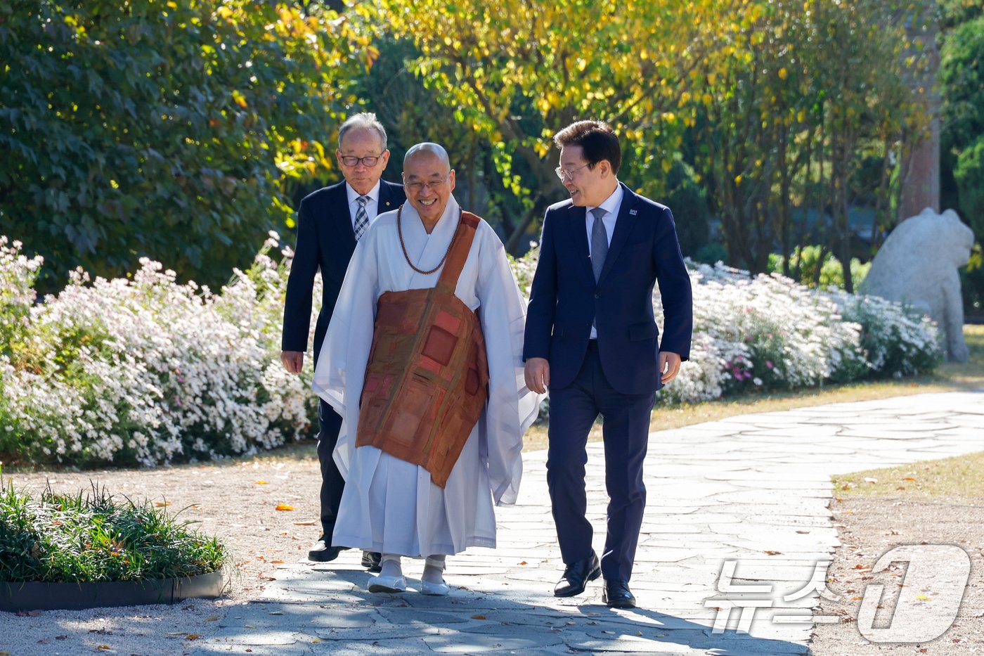 본문 이미지 - 이재명 더불어민주당 대표와 법륜스님이 6일 오후 차담을 나누기 위해 국회 사랑재로 향하고 있다. 2024.11.6/뉴스1 ⓒ News1 안은나 기자