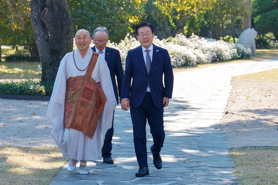 법륜스님, 이재명에 "정부와 잘 논의해 한반도 평화 지켜내야"(종합)