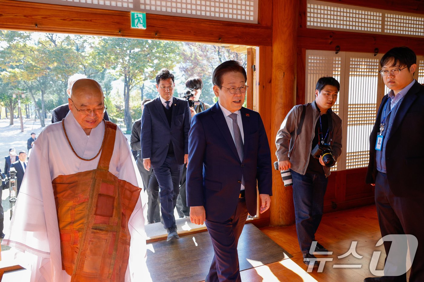 이재명 더불어민주당 대표와 법륜스님이 6일 오후 차담을 나누기 위해 국회 사랑재에 입장하고 있다. 2024.11.6/뉴스1 ⓒ News1 안은나 기자