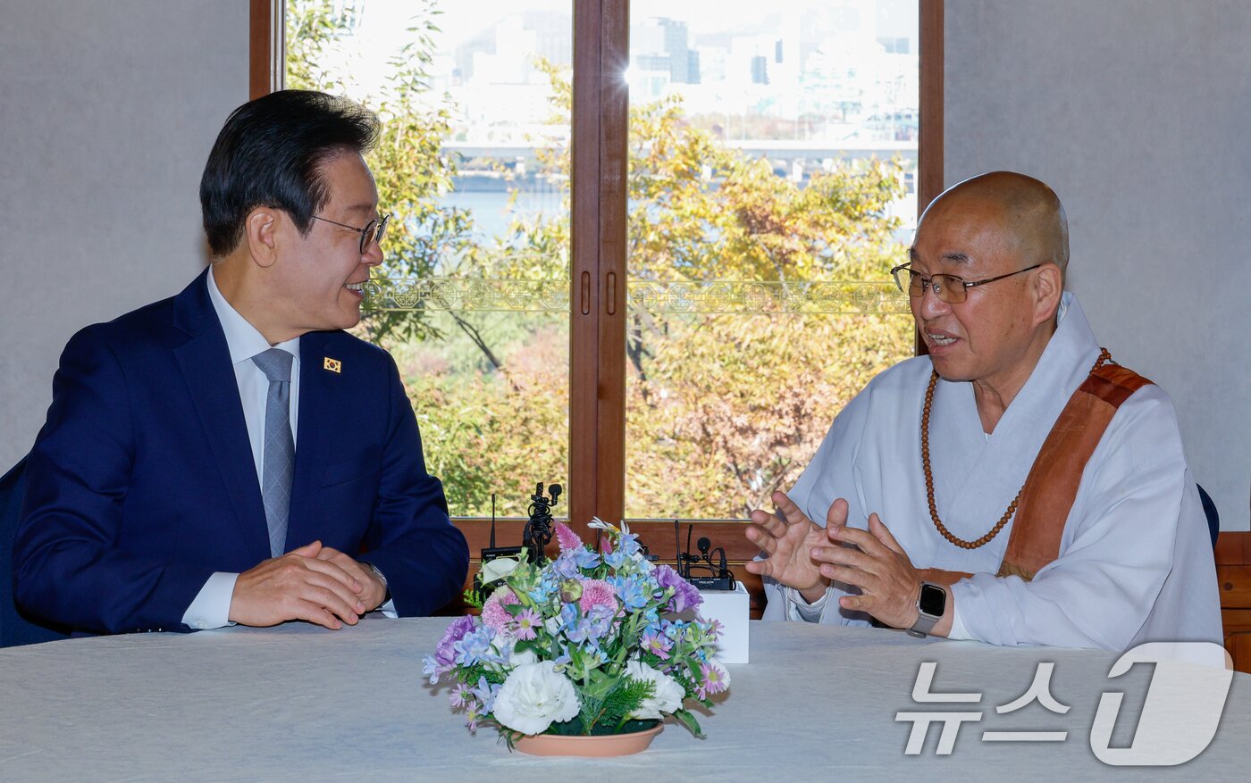 본문 이미지 - 이재명 더불어민주당 대표가 6일 오후 서울 여의도 국회 사랑재에서 법륜스님과 차담을 나누고 있다. 2024.11.6/뉴스1 ⓒ News1 안은나 기자