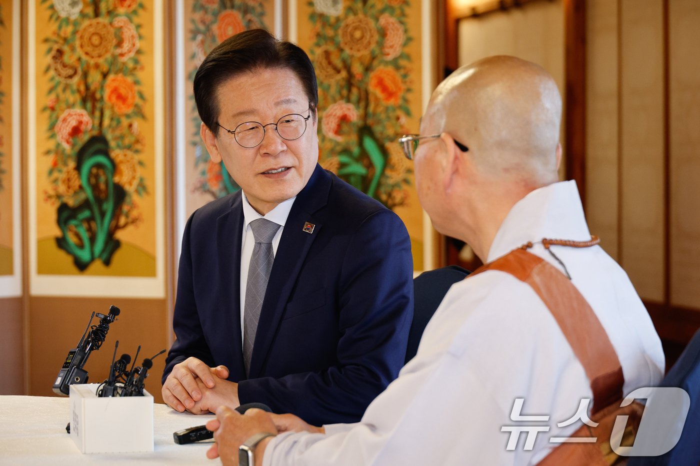 본문 이미지 - 이재명 더불어민주당 대표가 6일 오후 서울 여의도 국회 사랑재에서 법륜스님과 차담을 나누고 있다. 2024.11.6/뉴스1 ⓒ News1 안은나 기자
