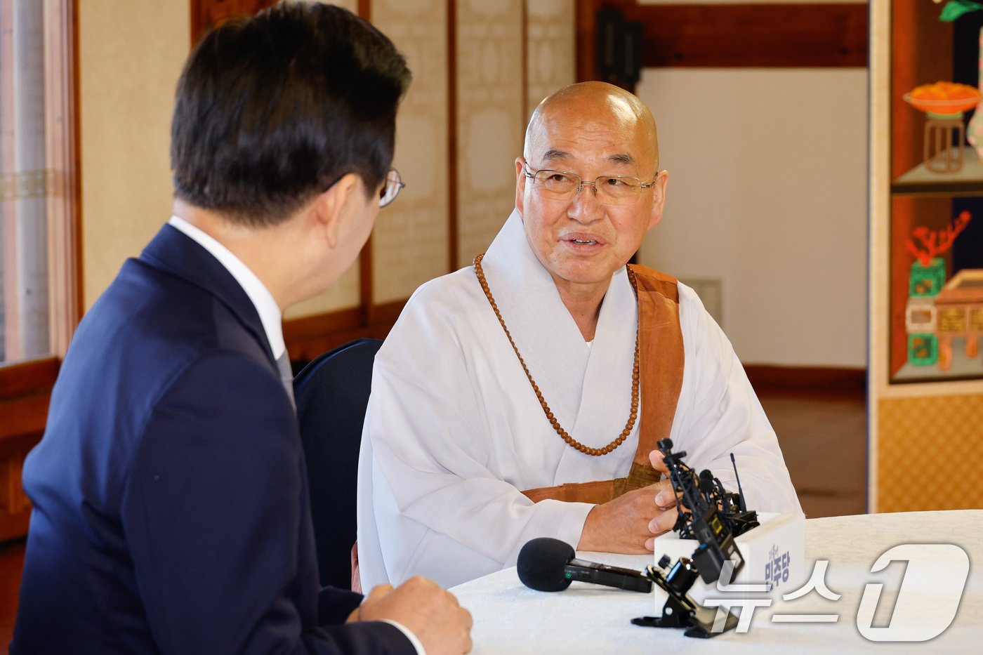 본문 이미지 - 이재명 더불어민주당 대표가 6일 오후 서울 여의도 국회 사랑재에서 법륜스님과 차담을 나누고 있다. 2024.11.6/뉴스1 ⓒ News1 안은나 기자