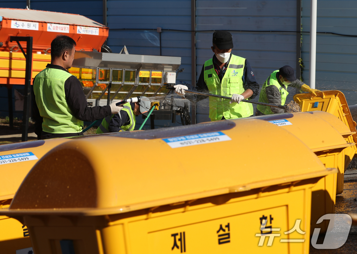 (수원=뉴스1) 김영운 기자 = 절기상 입동(立冬)을 하루 앞둔 6일 경기 수원시 장안구청 안전건설자재창고에서 관계자들이 제설함을 세척하며 겨울을 준비하고 있다. 2024.11.6 …