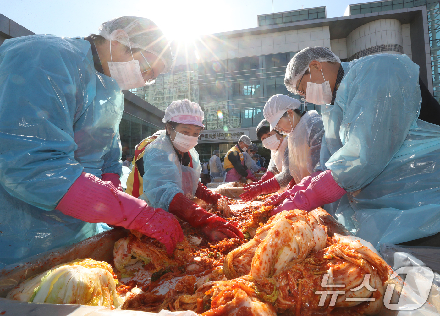 (화성=뉴스1) 김영운 기자 = 절기상 입동(立冬)을 하루 앞둔 6일 경기 화성시 자원봉사센터에서 열린 '대한적십자사와 함께하는 따뜻한 겨울나기 사랑의 김장김치 나눔 행사'에서 자 …