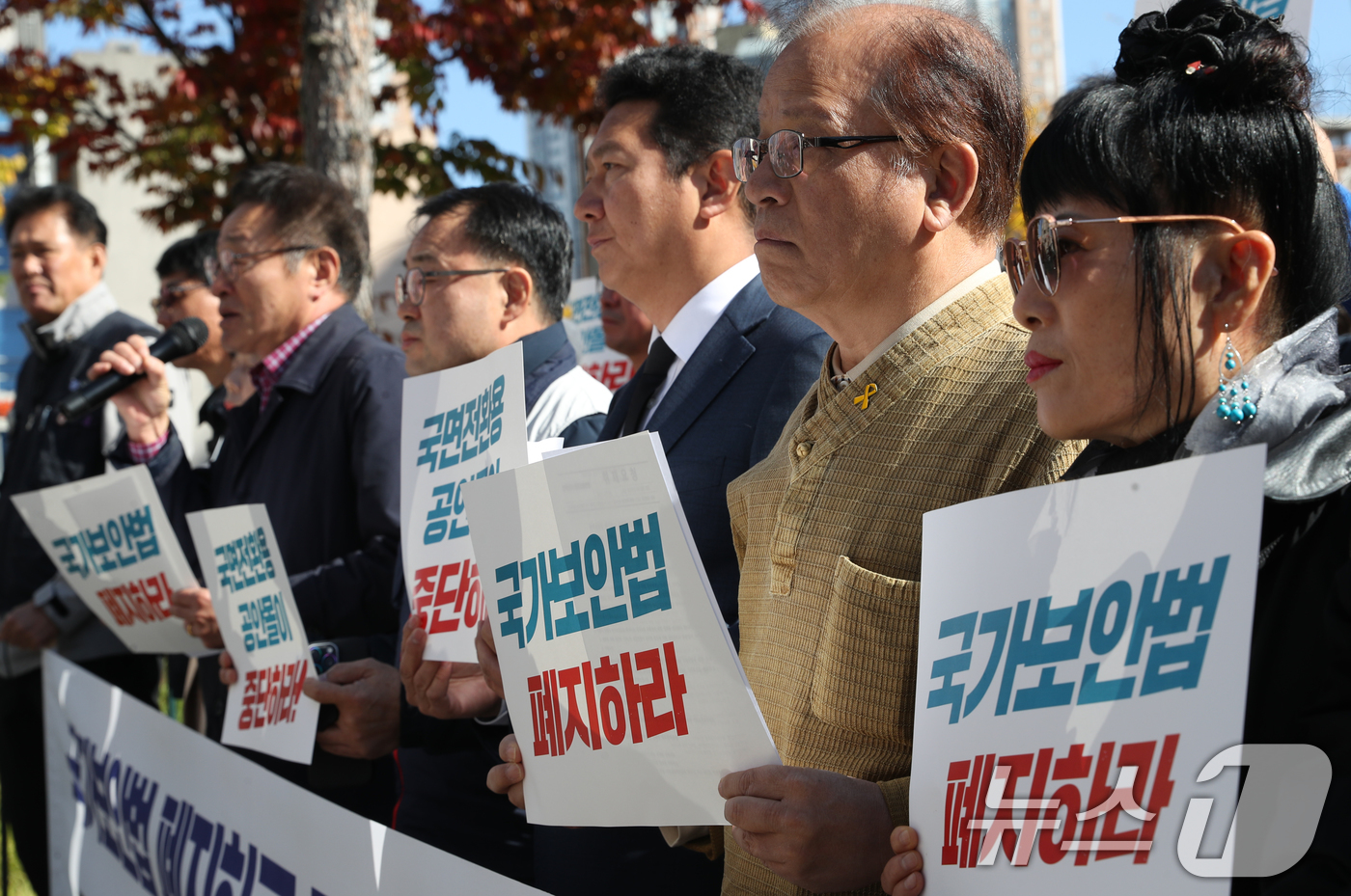 (수원=뉴스1) 김영운 기자 = 간첩 혐의를 받고 있는 민주노총 전직 간부의 1심 선고공판이 열린 6일 경기 수원시 영통구 수원지방법원에서 민주노총 관계자들이 기자회견을 열고 국가 …