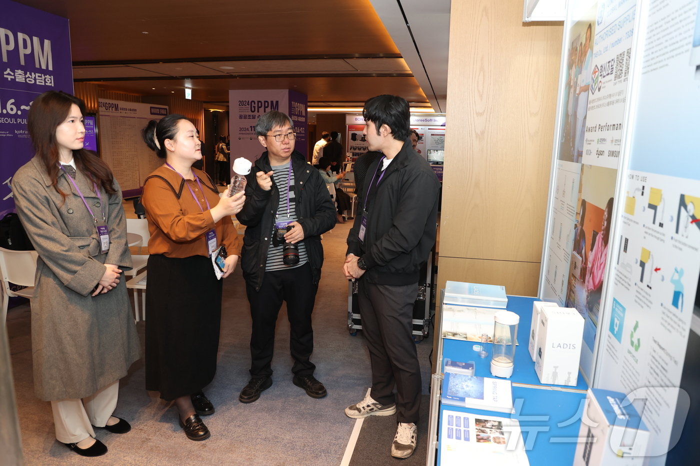 본문 이미지 -  중국 등 외신 언론매체 기자들이 6일 서울 엠버서더서울풀만호텔에서 열린 '2024 공공조달 수출상담회'에서 조달청 혁신제품을 살펴보고 있다.(조달청 제공)/뉴스1