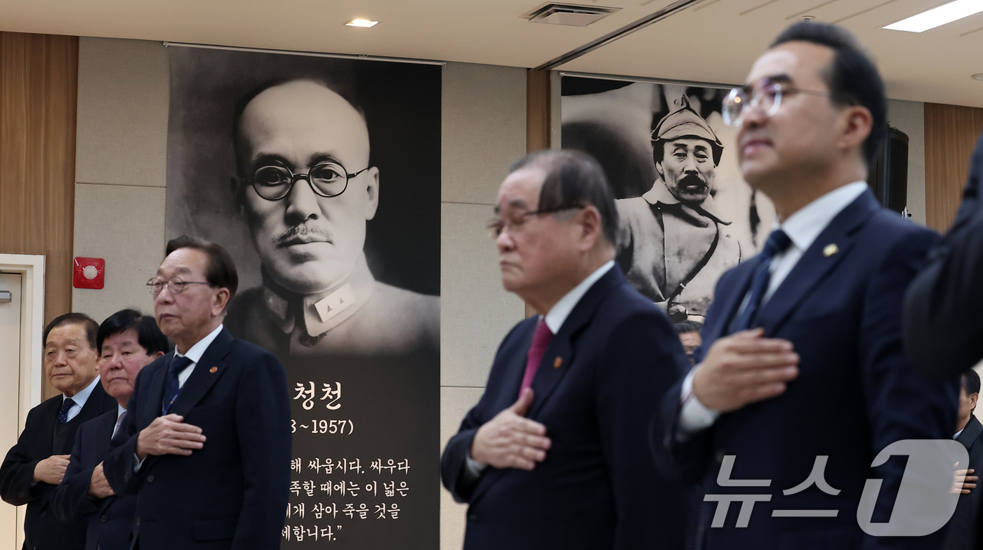 (서울=뉴스1) 김성진 기자 = 6일 서울 여의도 광복회관에서 열린 ‘육군사관학교 내 독립영웅 흉상 재배치 관련 독립운동단체연합 공동 기자회견’에서 국민의례를 하는 이종찬 광복회장 …