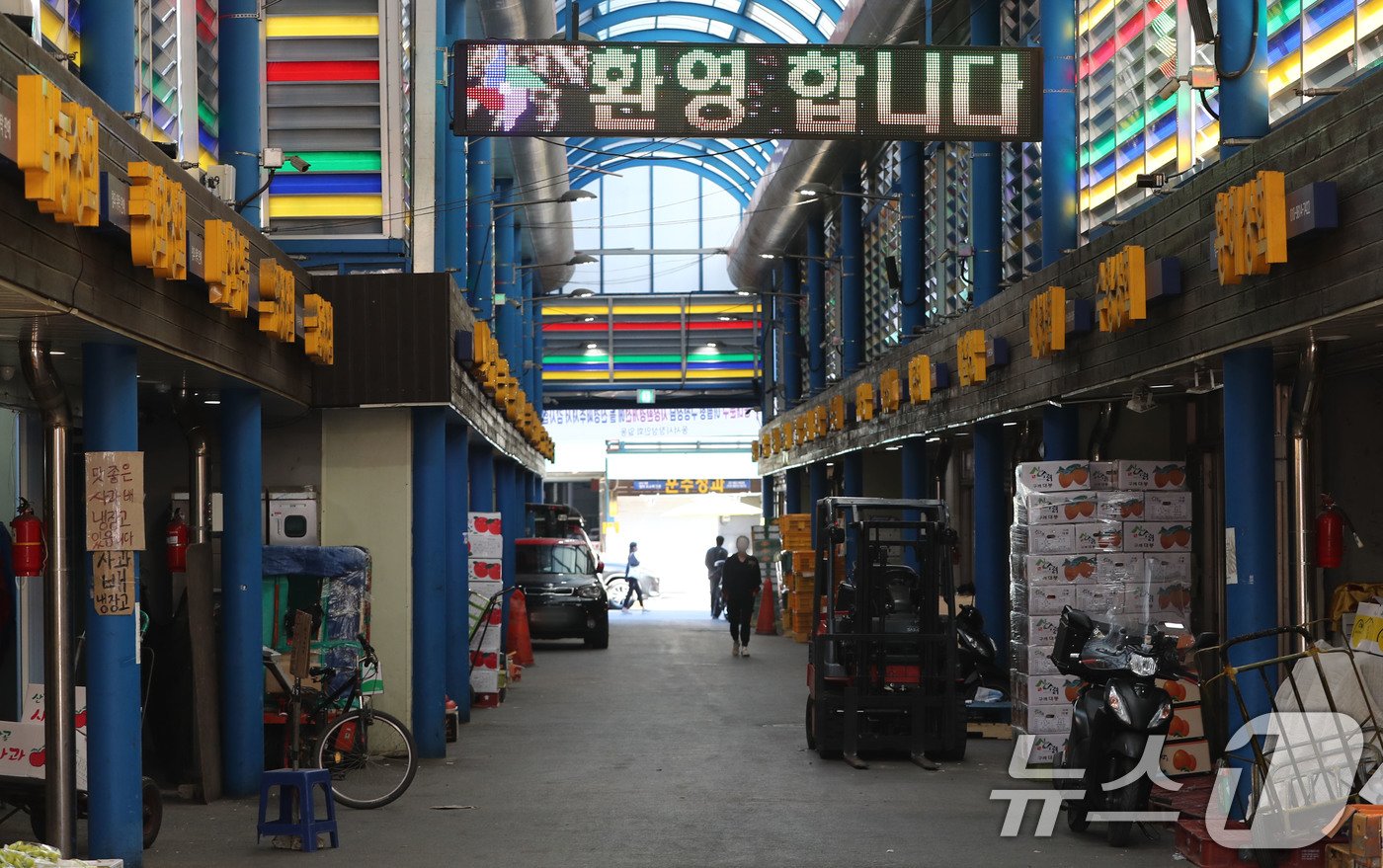 본문 이미지 - 6일 서울 시내 한 전통시장이 한산한 모습을 보이고 있다. ⓒ News1 박세연 기자