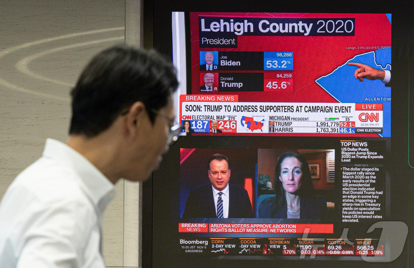 (서울=뉴스1) 이재명 기자 = 6일 오후 서울 중구 하나은행 본점 딜링룸 전광판에 제47대 미국 대통령 선거 개표현황이 표시되고 있다. 2024.11.6/뉴스1