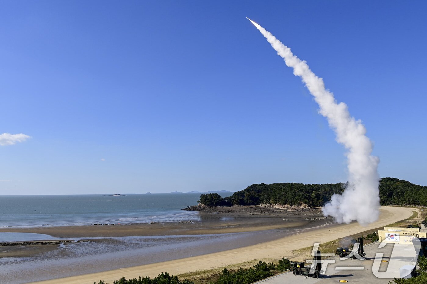본문 이미지 - 6일 서해지역에서 열린 유도탄 요격 실사격 훈련에서 천궁-Ⅱ 지대공유도탄이 가상의 표적을 향해 발사되고 있다. (합동참모본부 제공) 2024.11.6 ⓒ 뉴스1