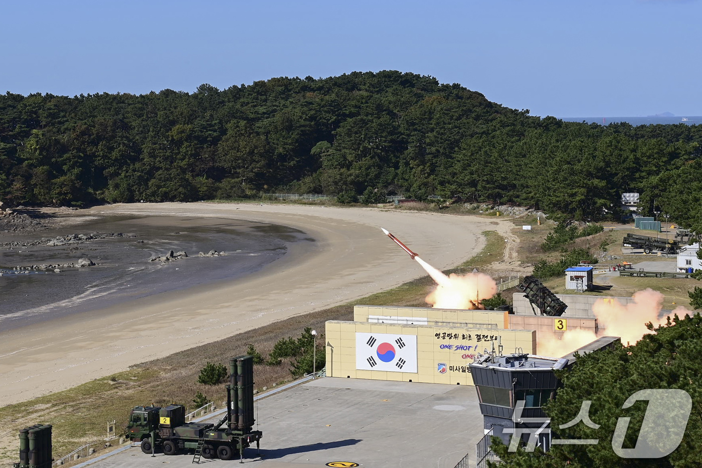 (서울=뉴스1) = 6일 서해지역에서 열린 유도탄 요격 실사격 훈련에서 패트리어트 지대공유도탄이 가상의 표적을 향해 발사되고 있다. (합동참모본부 제공) 2024.11.6/뉴스1