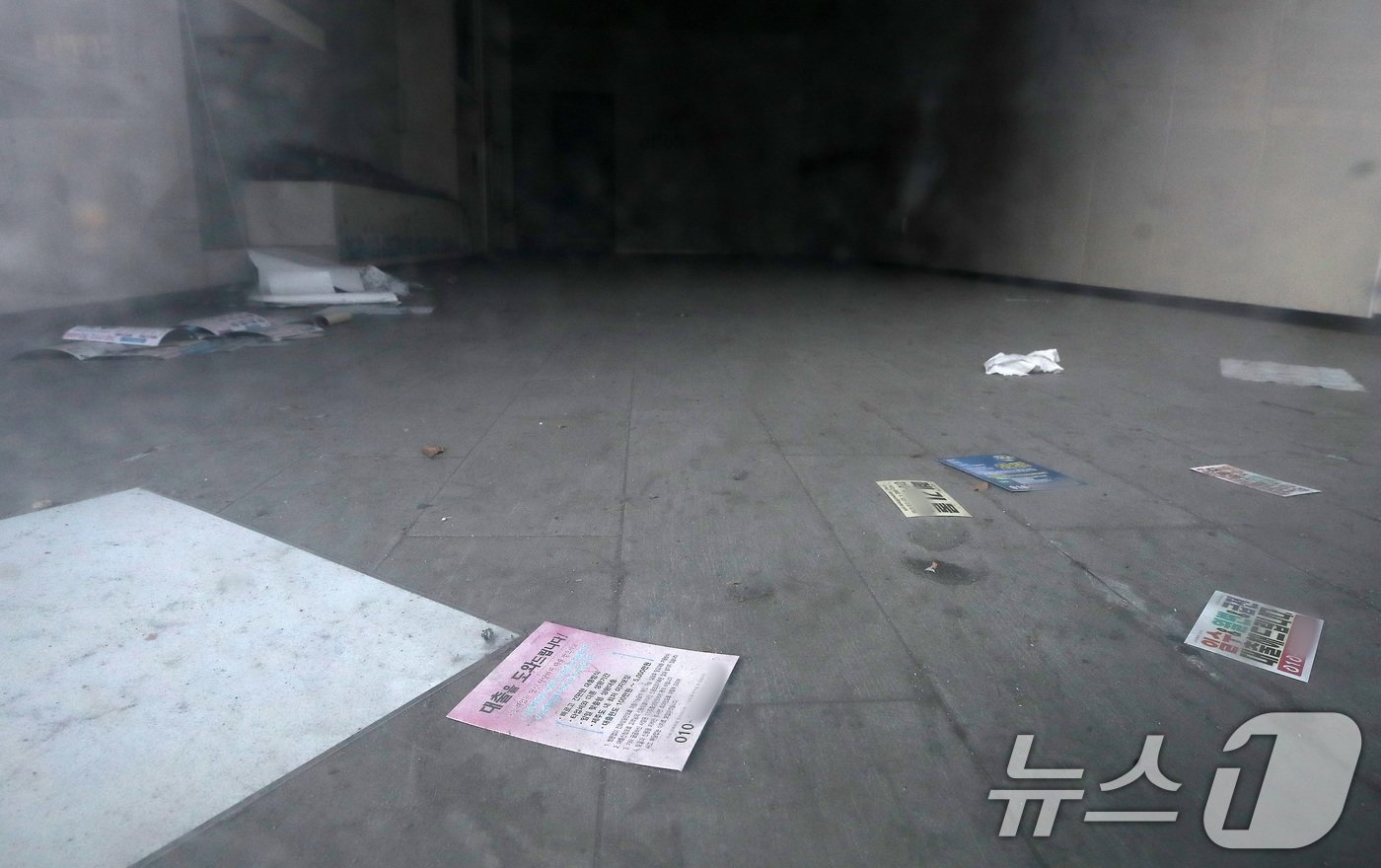 본문 이미지 - 6일 서울 시내 한 폐업한 상점 안에 대출 안내 전단이 보이고 있다. 2024.11.6/뉴스1 ⓒ News1 박세연 기자