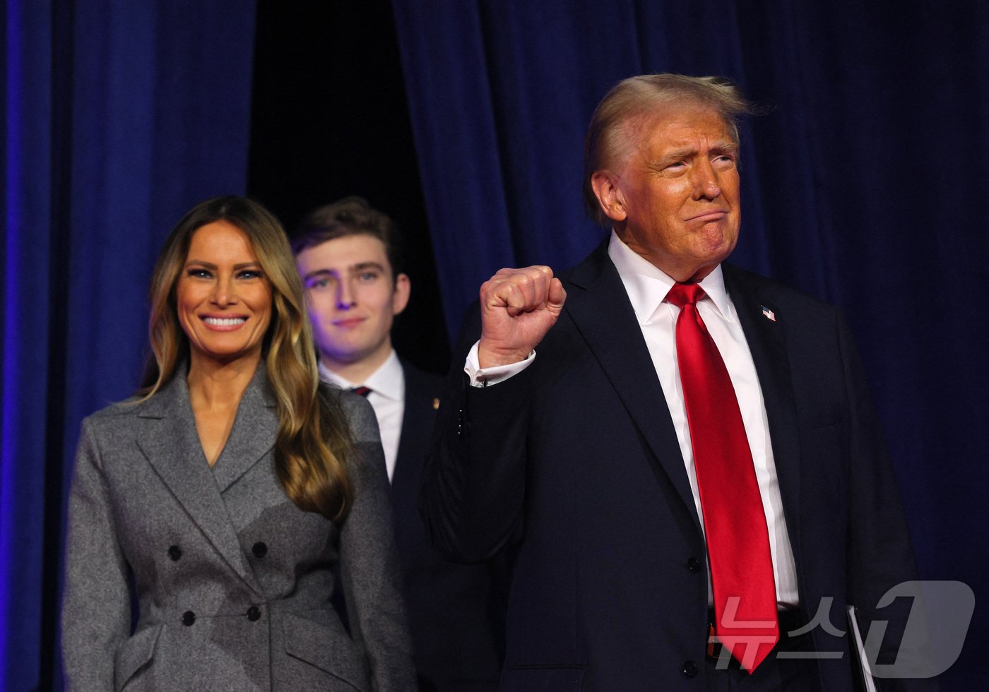 본문 이미지 - 6일(현지시간) 대통령 당선이 유력한 공화당 대선후보 도널드 트럼프 전 대통령이 플로리다주 웨스트팜비치의 팜비치카운티 컨벤션센터에 모인 지지자들 앞에 아내인 멜라니아 트럼프 여사와 모습을 드러내고 있다. 2024.11.06 ⓒ 로이터=뉴스1 ⓒ News1 김지완 기자