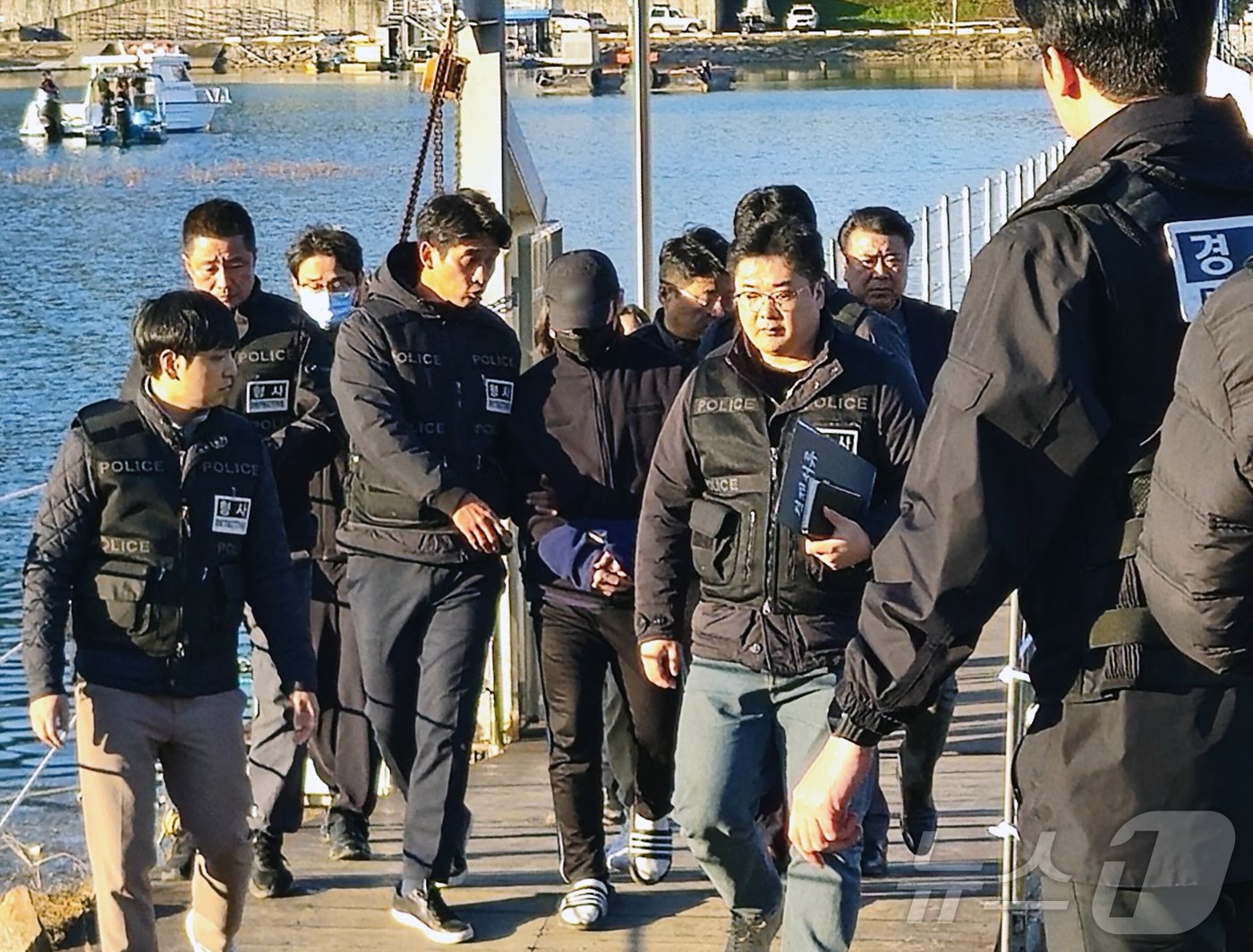 본문 이미지 - 6일 오후 강원도 화천 북한강 일대에서 여자 군무원을 살해한 뒤 북한강에 시신을 유기한 현역 육군 장교의 현장 검증이 열리고 있다.2024.11.6/뉴스1 ⓒ News1 한귀섭 기자