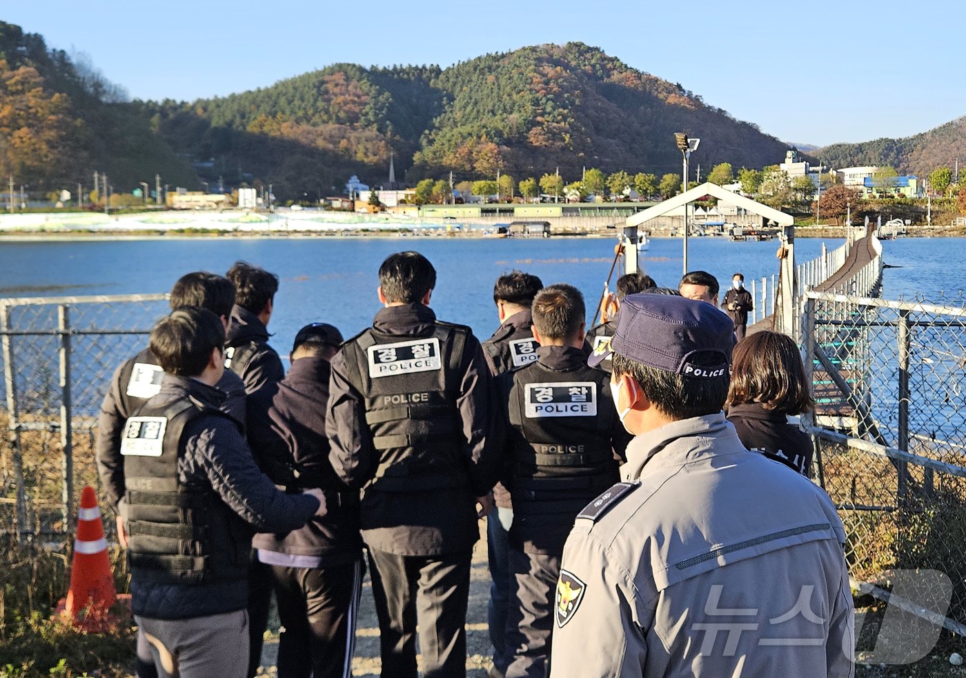 6일 오후 강원도 화천 북한강 일대에서 여자 군무원을 살해한 뒤 북한강에 시신을 유기한 현역 육군 장교의 현장 검증이 열리고 있다.2024.11.6/뉴스1 ⓒ News1 한귀섭 기자