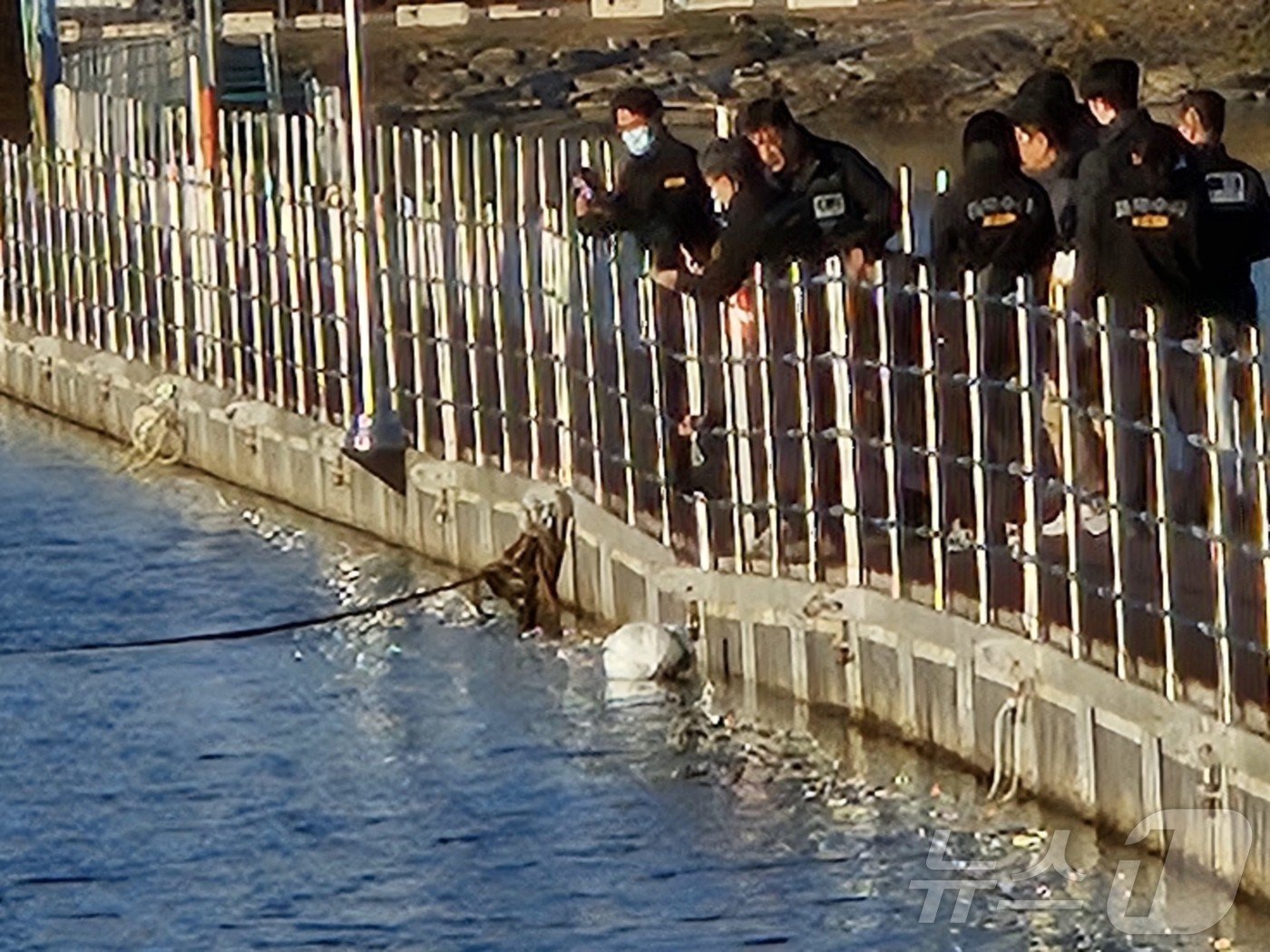 본문 이미지 - 6일 오후 강원도 화천 북한강 일대에서 여자 군무원을 살해한 뒤 북한강에 시신을 유기한 현역 육군 장교의 현장 검증이 열리고 있다.2024.11.6/뉴스1 ⓒ News1 한귀섭 기자