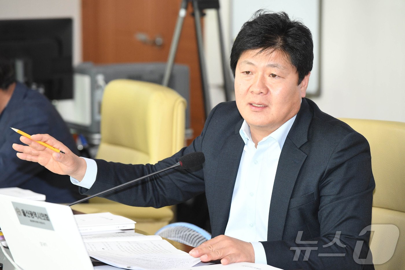본문 이미지 - 울산시의회 행정자치위원회는 6일 오전 회의실에서 울산연구원과 울산시설공단 소관 업무에 대한 행정사무 감사를 실시했다. 사진은 공진혁 울산시의원, (울산시의회 제공)