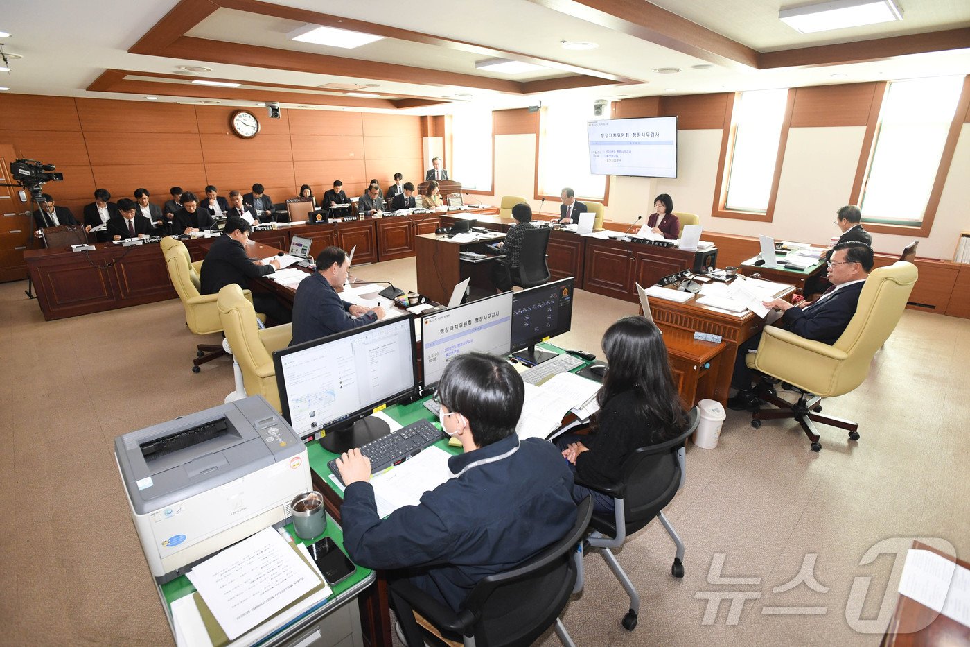 본문 이미지 - 울산시의회 행정자치위원회는 6일 오전 회의실에서 울산연구원과 울산시설공단 소관 업무에 대한 행정사무 감사를 실시했다.(울산시의회 제공)