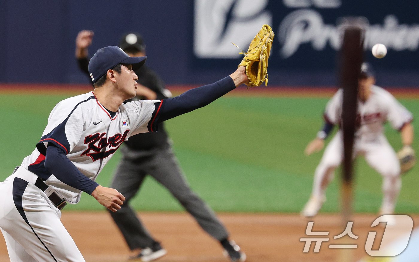 본문 이미지 - 6일 오후 서울 구로구 고척스카이돔에서 열린 대한민국 야구 국가대표팀과 상무의 연습경기, 1회초 2사 상황에서 대표팀 선발 고영표가 상무 이재원의 강습 타구를 놓치고 있다. 2024.11.6/뉴스1 ⓒ News1 장수영 기자