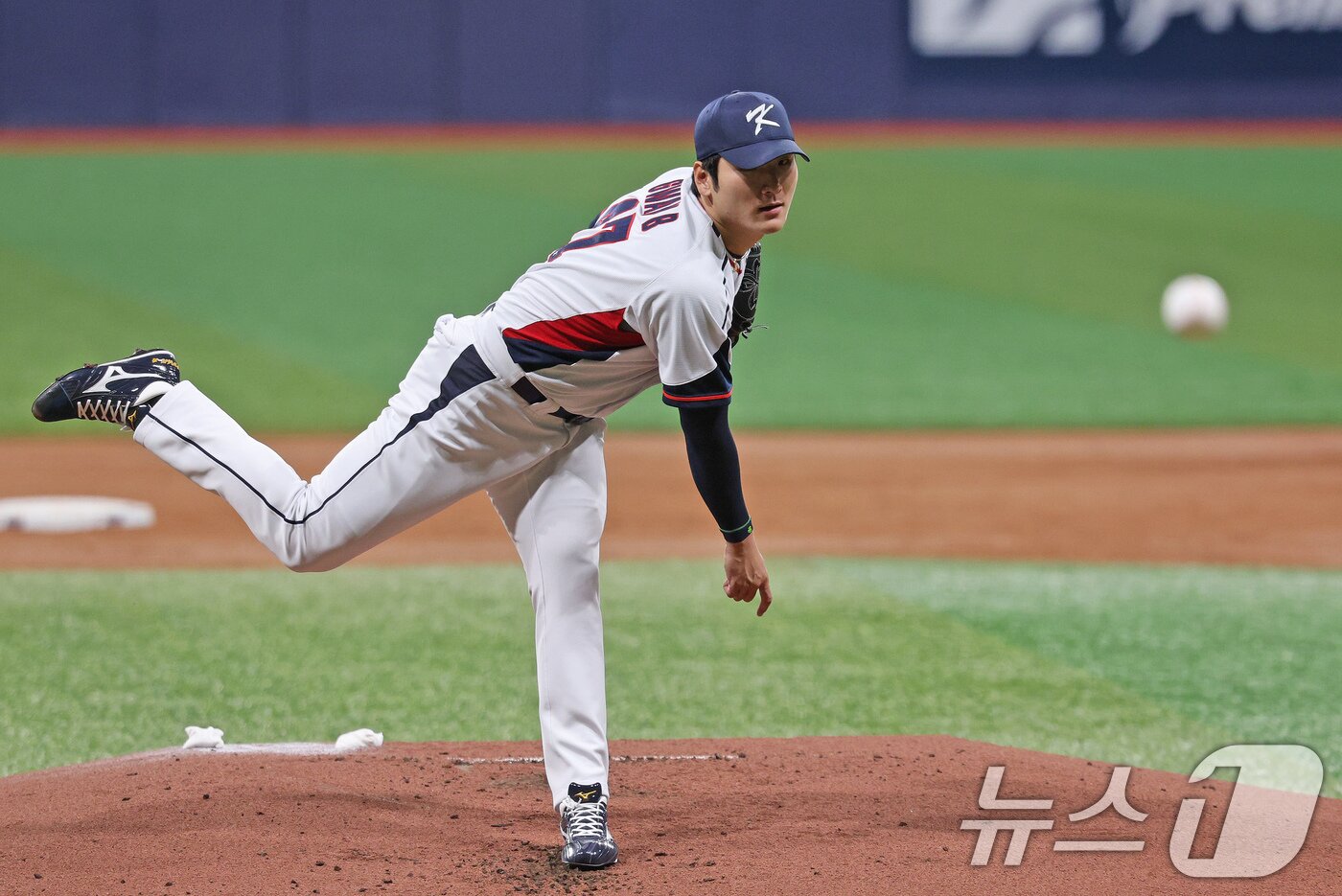 During the practice game between the Korean national baseball team and Sangmu held at Gocheok Sky Dome in Guro-gu, Seoul on the afternoon of the 6th, the national team's Kwak Bin, who took the mound in place of Sangmu's starter in the bottom of the first inning, is fighting back. 2024.11.6/News1 ⓒ News1 Reporter Jang Soo-young
