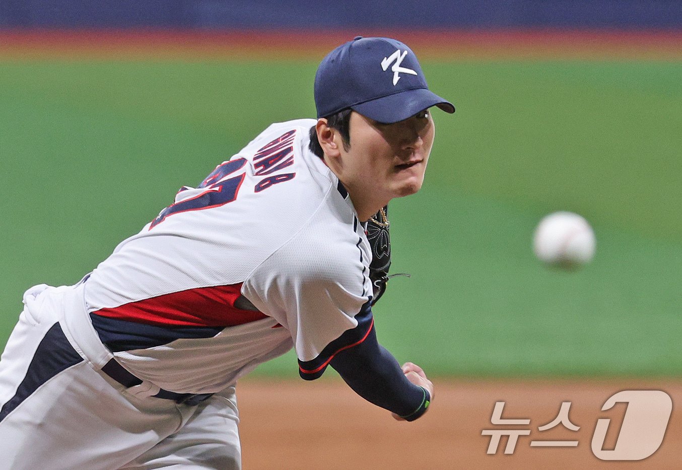 본문 이미지 - 6일 오후 서울 구로구 고척스카이돔에서 열린 대한민국 야구 국가대표팀과 상무의 연습경기, 1회말 상무 선발을 대신해 마운드에 오른 대표팀 곽빈이 역투하고 있다. 2024.11.6/뉴스1 ⓒ News1 장수영 기자