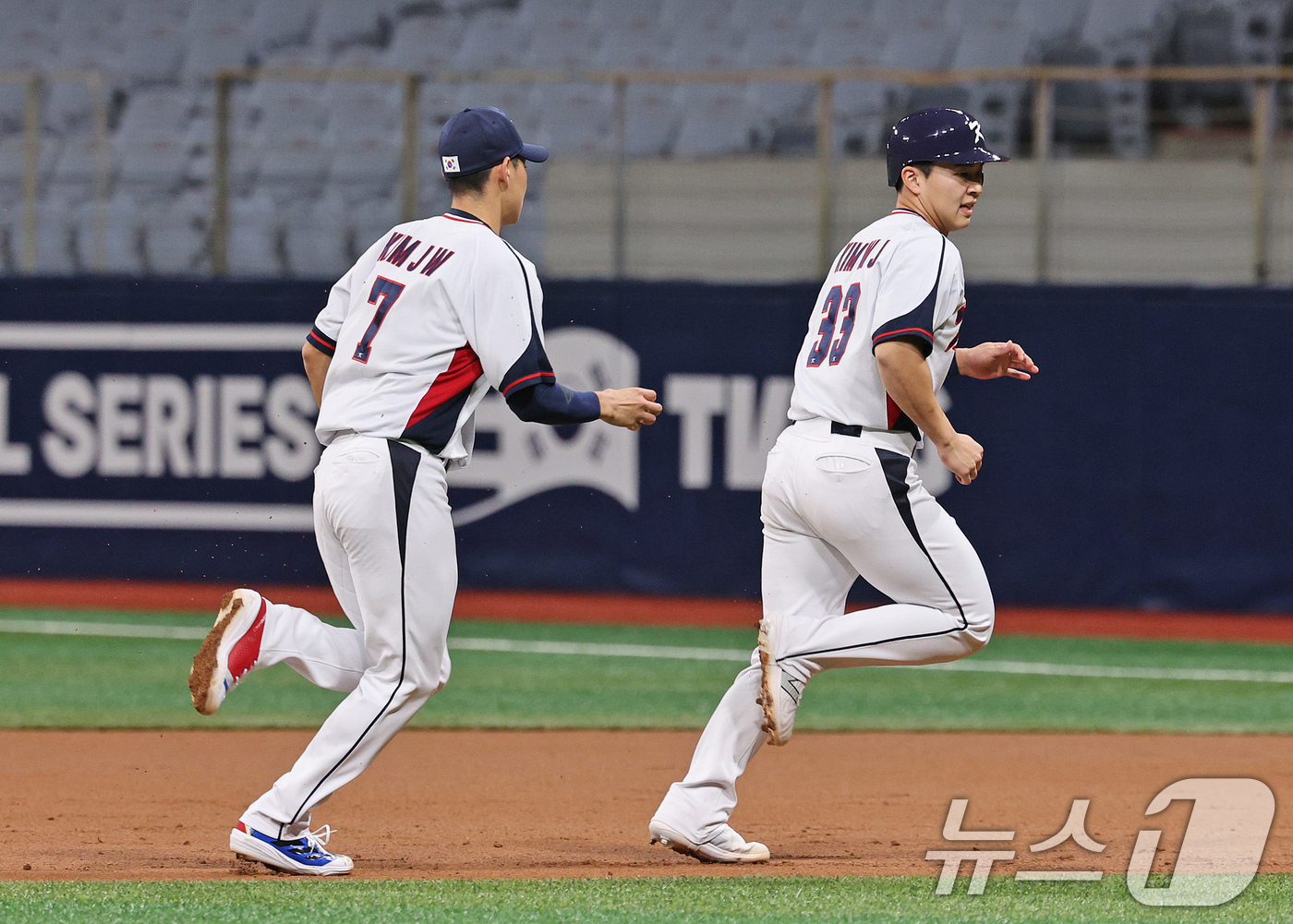 (서울=뉴스1) 장수영 기자 = 6일 오후 서울 구로구 고척스카이돔에서 열린 대한민국 야구 국가대표팀과 상무의 연습경기, 2회말 대표팀 공격 무사 1루 상황에서 1루주자 김휘집이 …