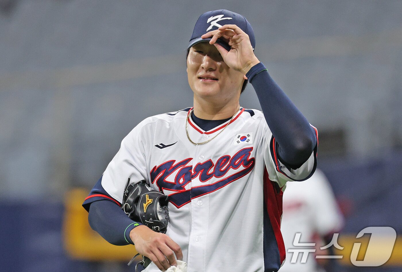 본문 이미지 - 6일 오후 서울 구로구 고척스카이돔에서 열린 대한민국 야구 국가대표팀과 상무의 연습경기, 1회말 상무 선발을 대신해 마운드에 오른 대표팀 곽빈이 3이닝 투구를 마친 뒤 더그아웃으로 향하고 있다. 2024.11.6/뉴스1 ⓒ News1 장수영 기자