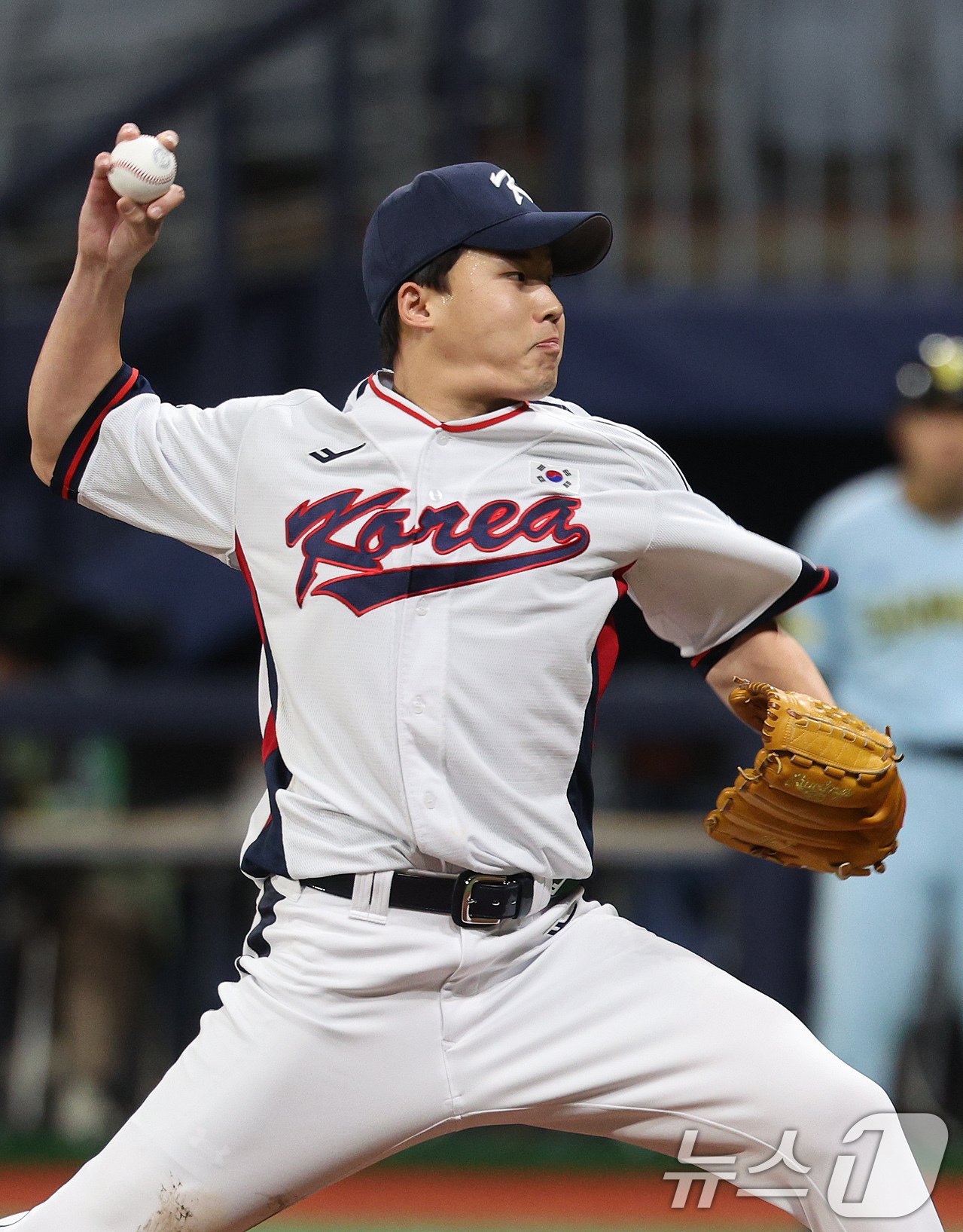 본문 이미지 - 6일 오후 서울 구로구 고척스카이돔에서 열린 대한민국 야구 국가대표팀과 상무의 연습경기, 4회초 마운드에 오른 대표팀 임찬규가 역투하고 있다. 2024.11.6/뉴스1 ⓒ News1 장수영 기자