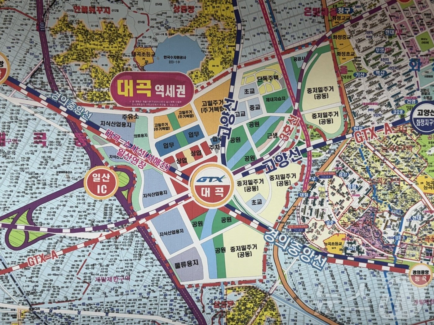 본문 이미지 - 능곡동 일대의 한 공인중개사 사무소에 걸려 있는 기존의 대곡역세권 개발계획도. 2024.11.06/ 뉴스1