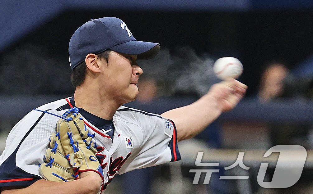 본문 이미지 - 6일 오후 서울 구로구 고척스카이돔에서 열린 대한민국 야구 국가대표팀과 상무의 연습경기, 5회말 마운드에 오른 대표팀 투수 5회말 상무 투수 대신 마운드에 오른 대표팀 곽도규가 역투하고 있다. 2024.11.6/뉴스1 ⓒ News1 장수영 기자